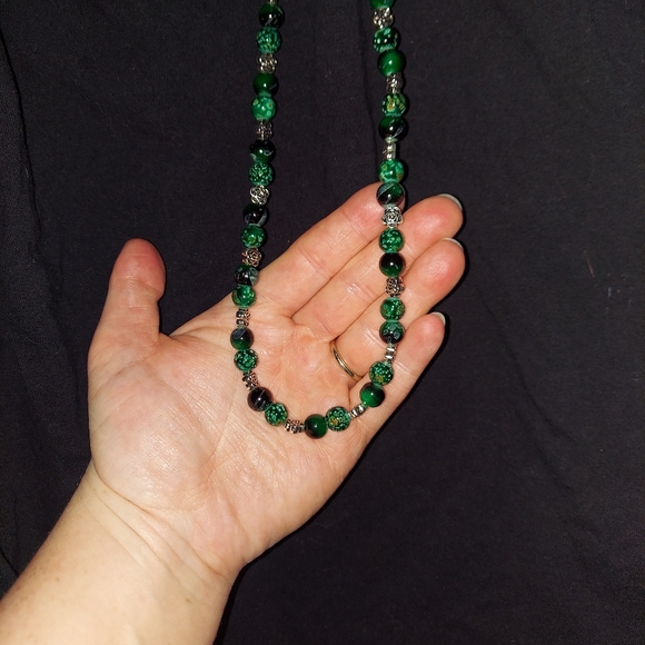 Elegant Green and Black Beaded Necklace - Picture 3 of 3